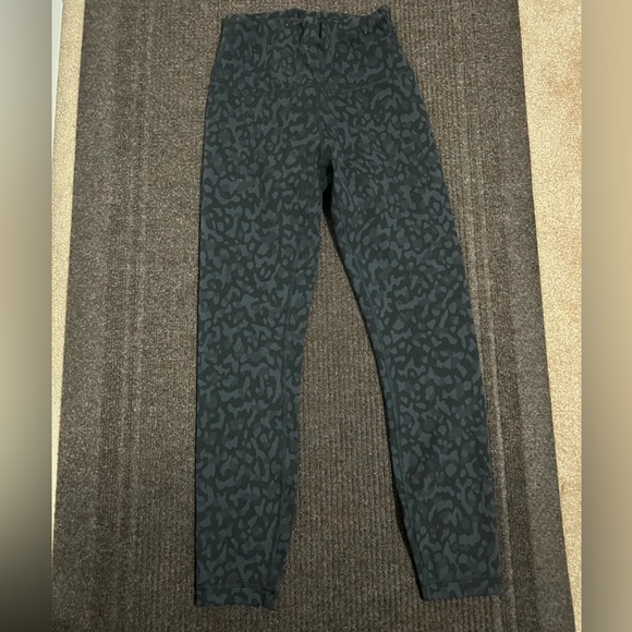 Lululemon Set Top and Bottom - Picture 11 of 16